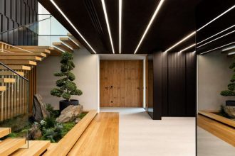 W luksusowych wnętrzach dwukondygnacyjnego domu spod kreski pracownia14, na szczególną uwagę zasługuje przestronny przedpokój z pomysłowo zaaranżowaną strefą zieleni pod schodami.