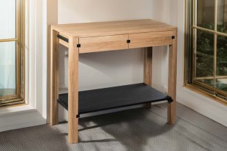 Autorką wszystkich mebli z kolekcji Sewilla marki borcas jest uznana projektantka Ewa Półtorak. Konsola Camino to nieszablonowe połączenie formy i funkcjonalności, zaprojektowane tak, aby wyróżniać się w każdym przedpokoju. Wykonana z litego drewna dębowego ukazuje naturalne ciepło i elegancję. Konsola ma dwie szuflady, idealne do przechowywania drobnych przedmiotów tuż po wejściu do domu, a także dodatkową półkę na większe akcesoria, takie jak torebka czy plecak. Specjalnie zaprojektowane prowadnice do szuflad są jednocześnie elementem konstrukcyjnym łączącym cztery nogi. Olejowane detale w wybranych kolorach podkreślają minimalistyczny design, dodając kontrastu do neutralnych odcieni drewna. Połączenie czystych linii, przemyślanej funkcjonalności i kolorystycznego twistu, tworzy mebel, który jest zarówno praktyczny, jak i urzekający wizualnie.