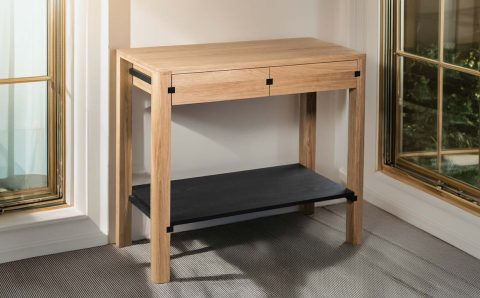 Autorką wszystkich mebli z kolekcji Sewilla marki borcas jest uznana projektantka Ewa Półtorak. Konsola Camino to nieszablonowe połączenie formy i funkcjonalności, zaprojektowane tak, aby wyróżniać się w każdym przedpokoju. Wykonana z litego drewna dębowego ukazuje naturalne ciepło i elegancję. Konsola ma dwie szuflady, idealne do przechowywania drobnych przedmiotów tuż po wejściu do domu, a także dodatkową półkę na większe akcesoria, takie jak torebka czy plecak. Specjalnie zaprojektowane prowadnice do szuflad są jednocześnie elementem konstrukcyjnym łączącym cztery nogi. Olejowane detale w wybranych kolorach podkreślają minimalistyczny design, dodając kontrastu do neutralnych odcieni drewna. Połączenie czystych linii, przemyślanej funkcjonalności i kolorystycznego twistu, tworzy mebel, który jest zarówno praktyczny, jak i urzekający wizualnie.