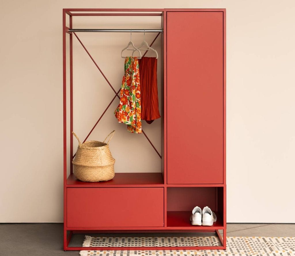 Bilbao 01 to garderoba marki Desiva, która traktuje ubrania, które mają swoją historię, z należytą uwagą. Została stworzona z myślą o tych, którzy cenią porządek, funkcjonalność i estetykę. Na drążku można wygodnie zawiesić kurtki, płaszcze i marynarki. Przestronne półki pomieszczą T-shirty, bluzy i spodnie – zawsze pod ręką, zawsze w idealnym porządku. A dolne szafki? To idealna przystań dla butów – bez chaosu i bez potrzebnych kompromisów. Wszystko ma tu swoje miejsce. Ty zyskujesz ład i harmonię – nie tylko w szafie, ale i w głowie. Bo dobra organizacja zaczyna się od dobrze zaprojektowanej przestrzeni. Wszystkie modele DESIVA wykonane są od zewnątrz ze stali malowanej proszkowo, dzięki czemu są wodoodporne, trwałe i łatwe w czyszczeniu. Od środka meble wypełnione są płytą, dzięki czemu są ciche w użytkowaniu, a metal przy użytkowaniu nie zostawia pogłosu.