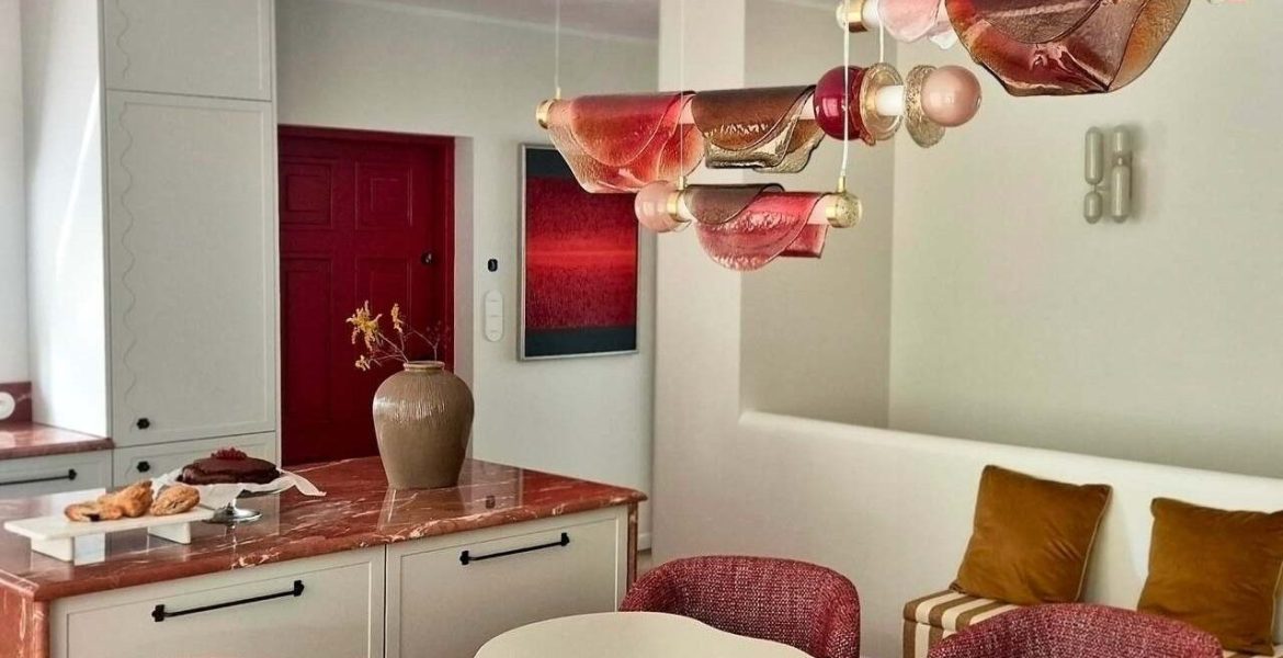 Wnętrze domu Soni Bohosiewicz, proj. Ola Ziarek, projekt lampy Spływające zegary - Edyta Barańska, Barańska Studio. Fot. Pietruszka Fotografia.