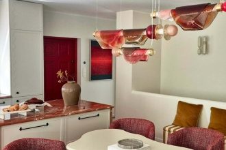 Wnętrze domu Soni Bohosiewicz, proj. Ola Ziarek, projekt lampy Spływające zegary - Edyta Barańska, Barańska Studio. Fot. Pietruszka Fotografia.