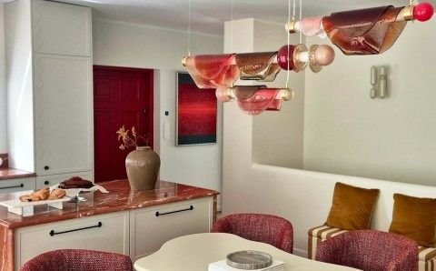 Wnętrze domu Soni Bohosiewicz, proj. Ola Ziarek, projekt lampy Spływające zegary - Edyta Barańska, Barańska Studio. Fot. Pietruszka Fotografia.