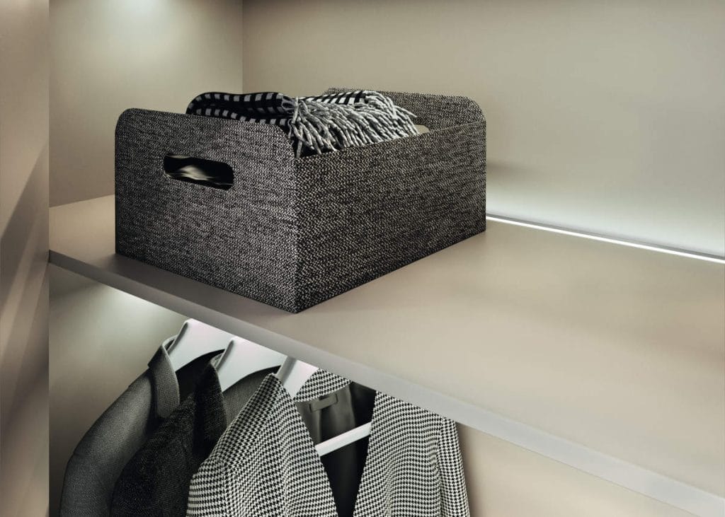 Szafa z półkami i ubraniami na wieszakach, z tkaninowym pudełkiem do przechowywania i dyskretnym oświetleniem LED.