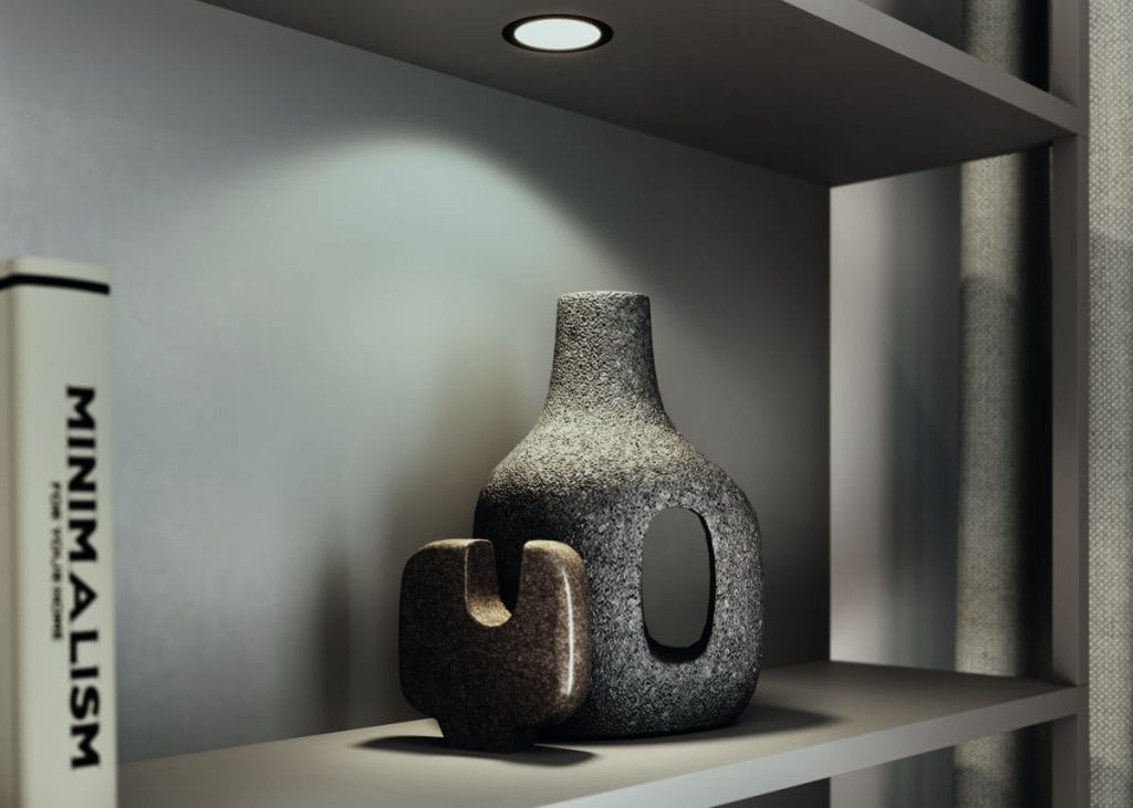 Nowoczesna półka z dekoracyjnymi wazonami z kamionki i książką o minimalizmie, oświetlona punktowym światłem.