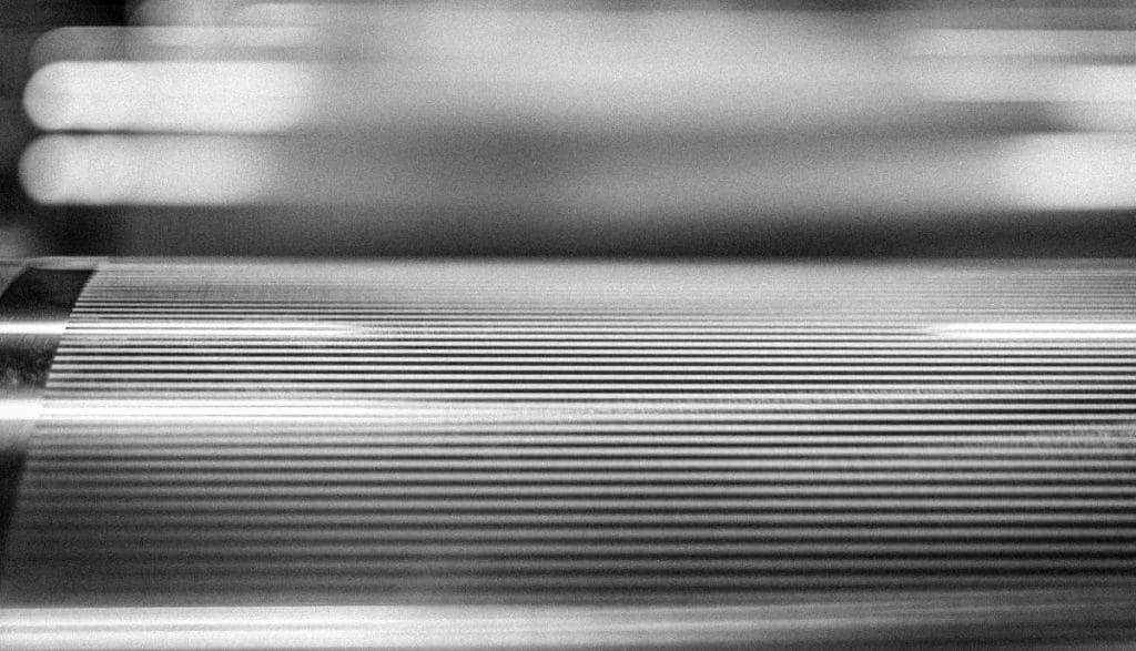 Zbliżenie maszyny Impress Decor dekoracje i folie finish – prążki na powierzchni dekoracyjnej