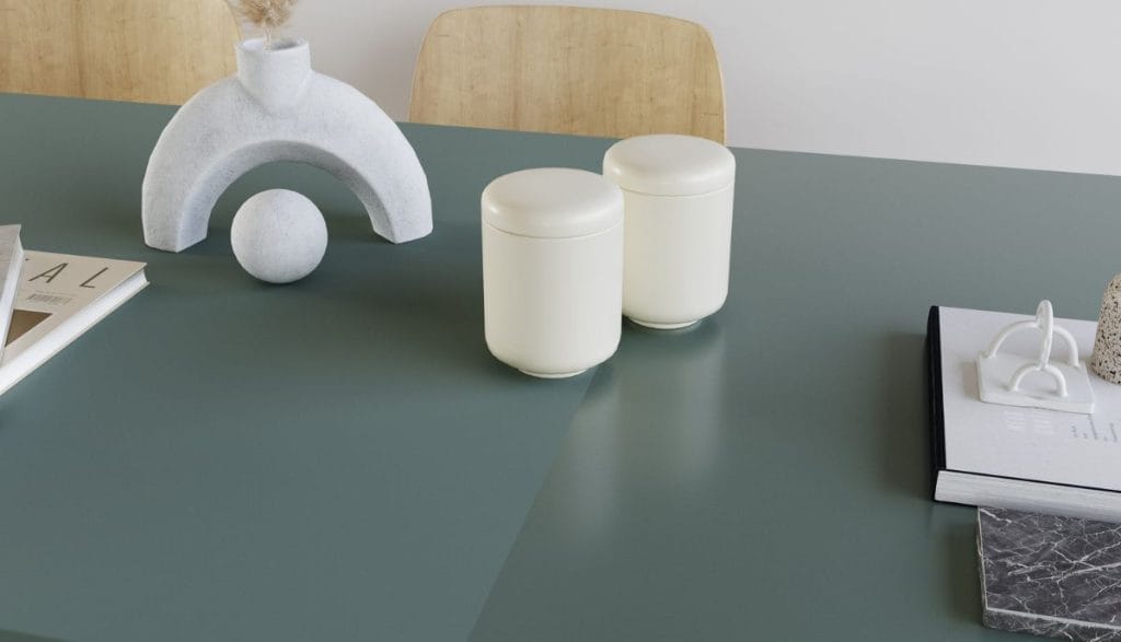 Stół w jednolitym kolorze szałwii z dekoracjami Impress Decor dekoracje i folie finish: świecami i dodatkami