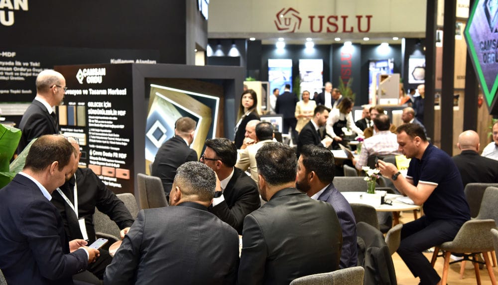 Stoisko Çamsan Ordu na Intermob 2025 – tętniące życiem miejsce wymiany doświadczeń i kontaktów biznesowych, gdzie uczestnicy zapoznają się z szeroką ofertą paneli MDF i laminatów tureckiego producenta.