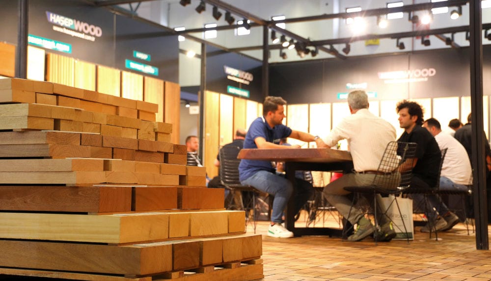 Stoisko Haşep Entegre na targach Intermob 2025 w Stambule z prezentacją litych paneli, Thermowood, linii dekoracyjnych i drewna konstrukcyjnego.