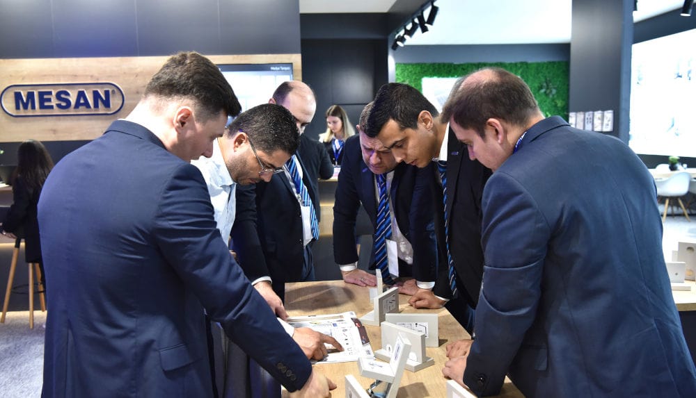 Profesjonalni odwiedzający zapoznają się z nowoczesnymi rozwiązaniami w zakresie akcesoriów meblowych, w tym systemami łączeniowymi Qfix i Linco oraz zawiasami DAMPER, prezentowanymi przez firmę Mesan Plastik ve Metal Sanayi A.Ş.