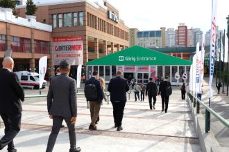 Uczestnicy wchodzą do kompleksu targowego Tüyap w Stambule na INTERMOB 2025