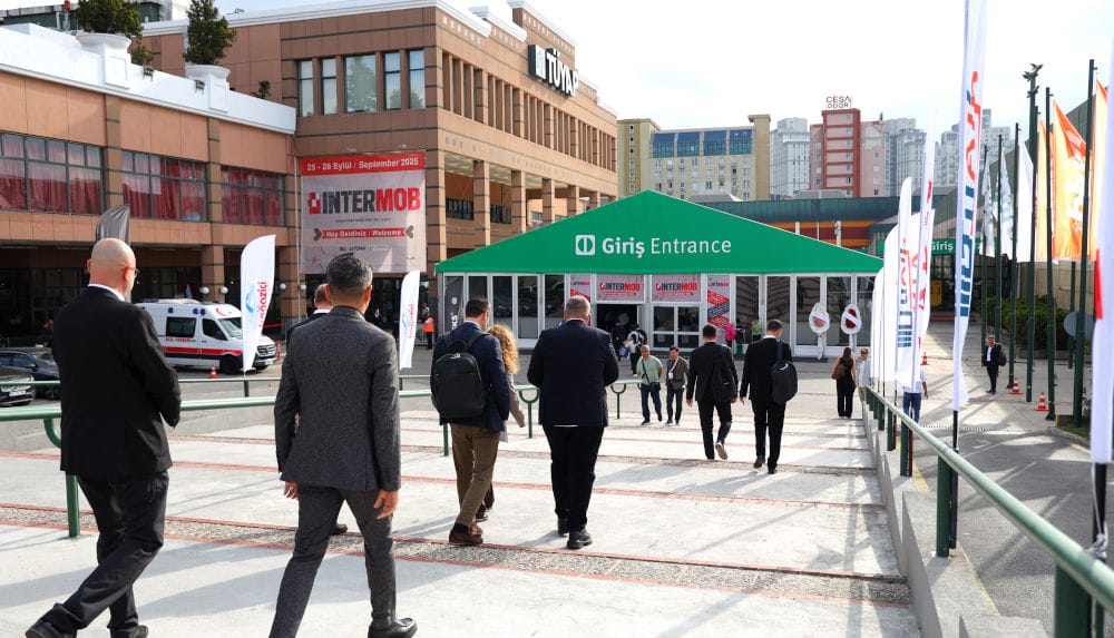 Uczestnicy wchodzą do kompleksu targowego Tüyap w Stambule na INTERMOB 2025