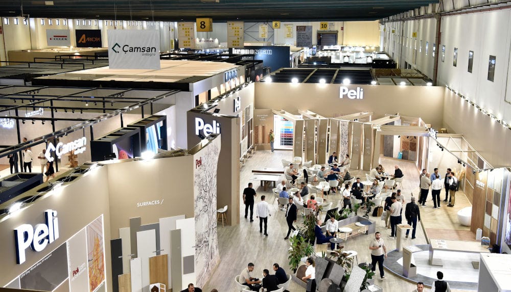 Stoisko Peli na targach INTERMOB 2025 w Stambule z nową kolekcją paneli i podłóg.