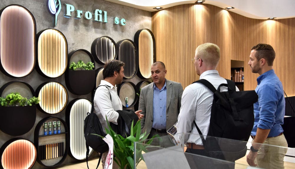 Stoisko Profil SE na INTERMOB 2025 w Stambule – odwiedzający zapoznają się z szeroką ofertą paneli MDF, akustycznych i dekoracyjnych oraz profili meblowych.