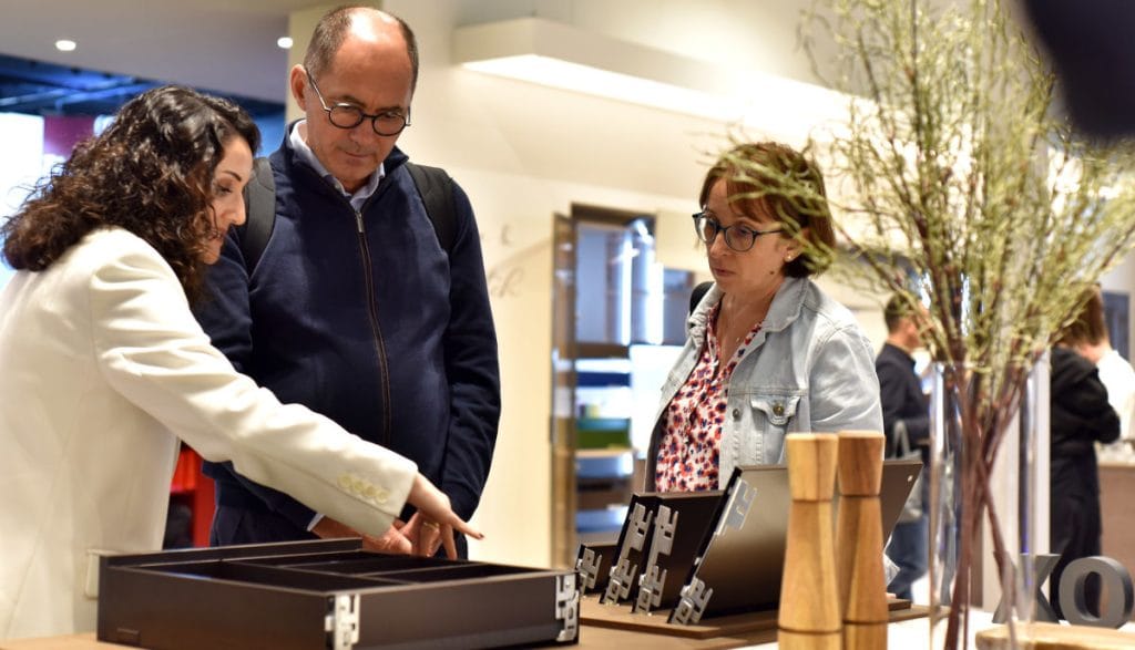 System szuflad FlowBox Samet z cienkimi panelami bocznymi, Push-Open Soft-Close i regulacją 3D na Intermob 2025.