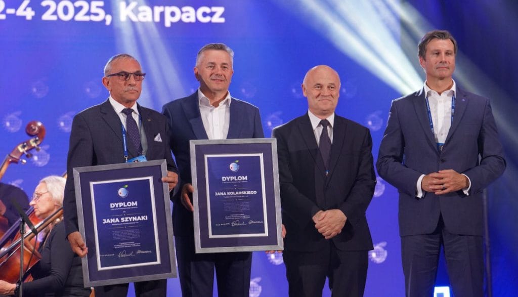 Jan Szynaka Forum Ekonomiczne Karpacz 2025 – prezes Grupy Meblowej Szynaka i Jan Kolański podczas gali wyróżnień.