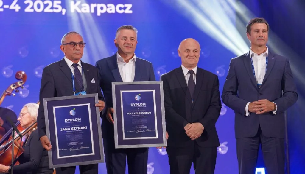 Jan Szynaka Forum Ekonomiczne Karpacz 2025 – prezes Grupy Meblowej Szynaka i Jan Kolański podczas gali wyróżnień.
