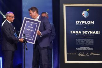 Jan Szynaka Forum Ekonomiczne Karpacz 2025 – prezes Grupy Meblowej Szynaka odbiera dyplom wyróżnienia.