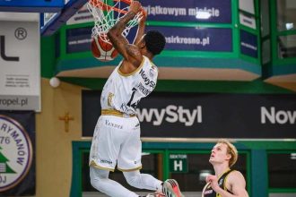 Javontae Hopkins, rozgrywający klubu Miasto Szkła Krosno w trakcie wykonywania wsadu. Źródło: Biuro prasowe firmy Nowy Styl.