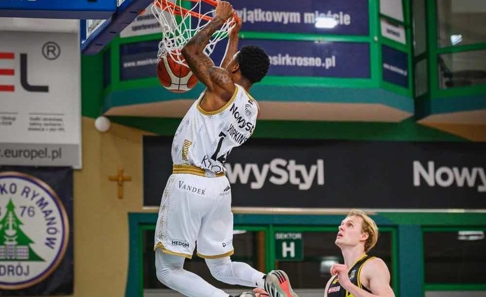 Javontae Hopkins, rozgrywający klubu Miasto Szkła Krosno w trakcie wykonywania wsadu. Źródło: Biuro prasowe firmy Nowy Styl.