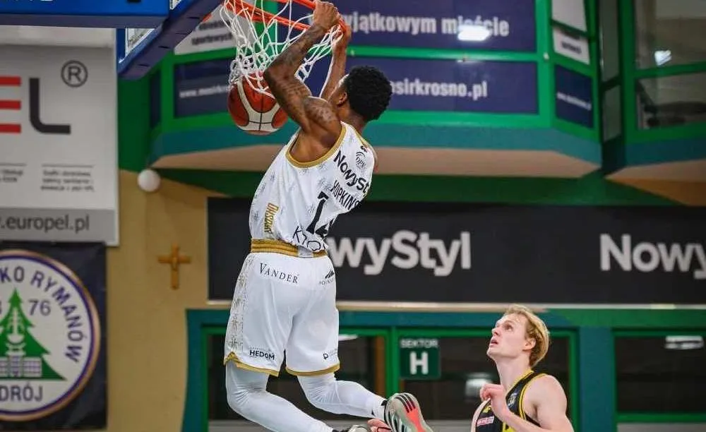 Javontae Hopkins, rozgrywający klubu Miasto Szkła Krosno w trakcie wykonywania wsadu. Źródło: Biuro prasowe firmy Nowy Styl.