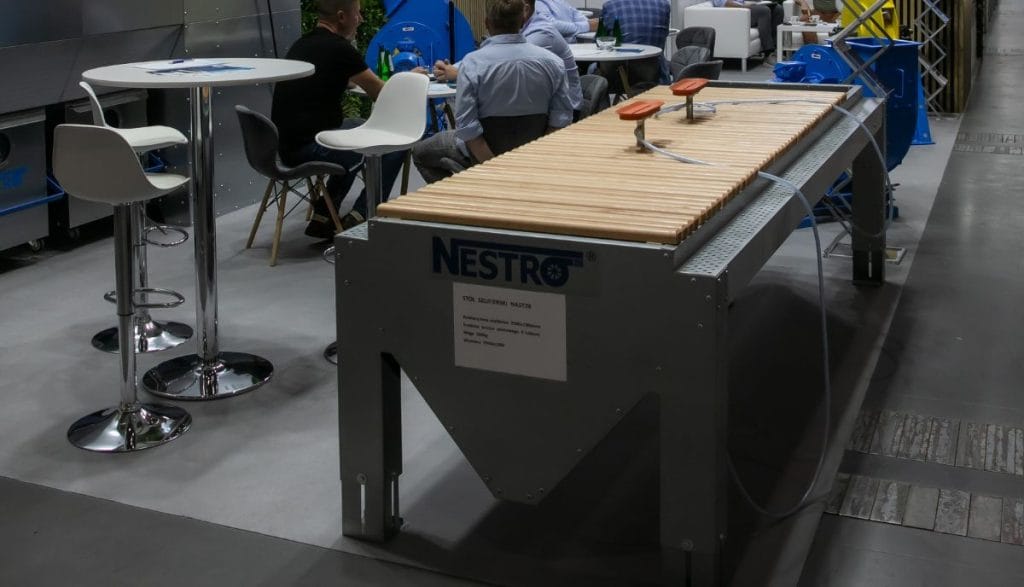 Stół szlifierski NESTRO z regulowaną wysokością i systemem odciągu pyłu