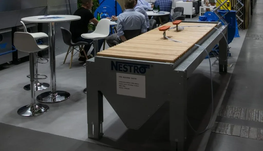Stół szlifierski NESTRO z regulowaną wysokością i systemem odciągu pyłu