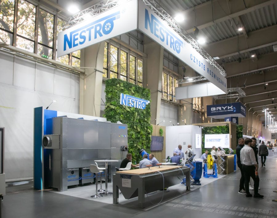 Ekspozycja NESTRO na targach DREMA 2025 z mobilnym filtrem NEJ400 i stołem szlifierskim
