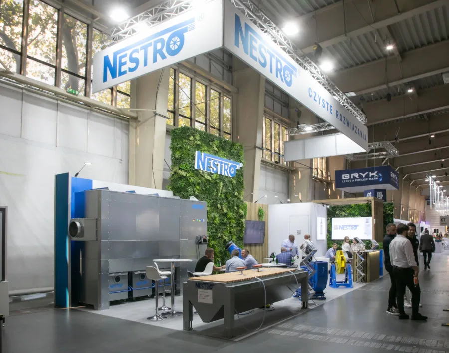 Ekspozycja NESTRO na targach DREMA 2025 z mobilnym filtrem NEJ400 i stołem szlifierskim
