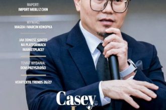 Okładka miesięcznika BIZNES.meble.pl - wydanie październik 2025. Na okładce: Casey Loo, przewodniczący The International Alliance of Furnishing Publications, wydawca i redaktor naczelny Furniture & Furnishing Export International.