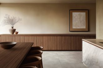 Wnętrze z dekorami Orzech Ravello Schattdecor – elegancka zabudowa meblowa w ciepłym odcieniu drewna.