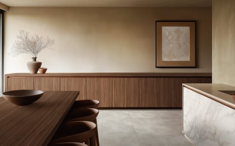 Wnętrze z dekorami Orzech Ravello Schattdecor – elegancka zabudowa meblowa w ciepłym odcieniu drewna.