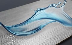 Grafika przedstawiająca falę niebieskiej cieczy na metalicznej powierzchni z delikatną fakturą drewna, symbolizująca czyszczenie. Produkt: tecLay Cleaning firmy Schattdecor.