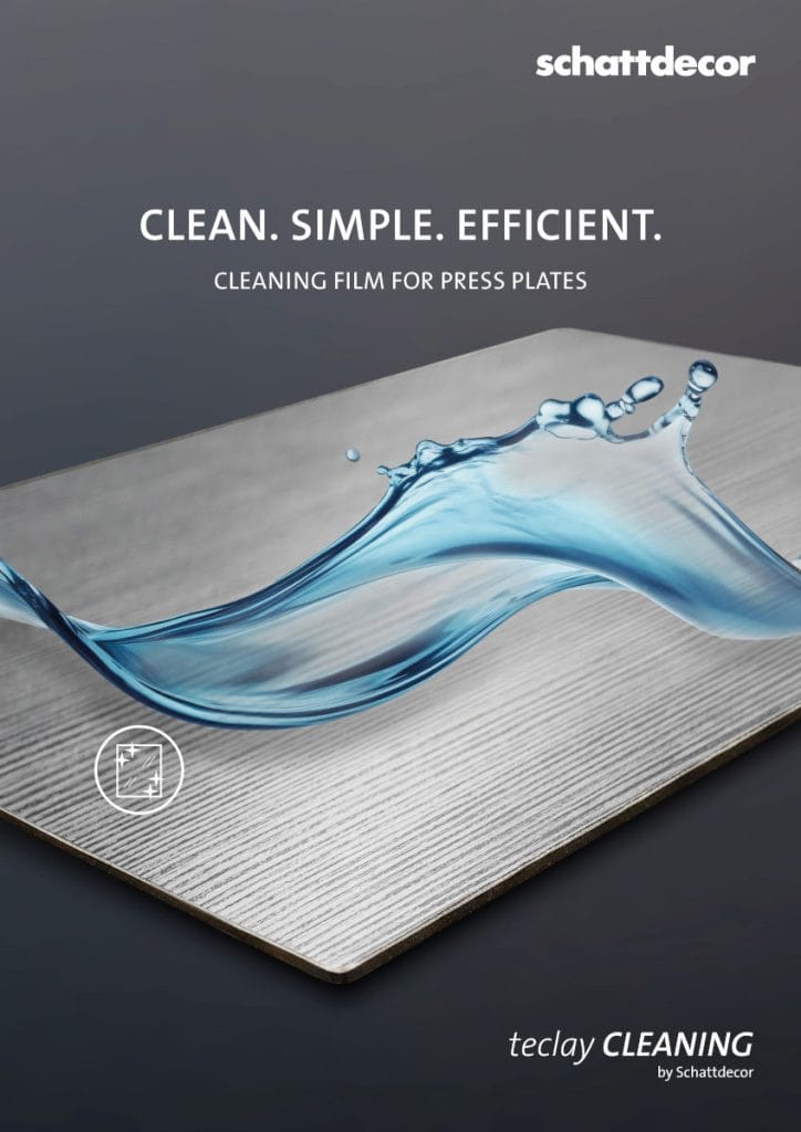 Reklama produktu tecLay Cleaning firmy Schattdecor z napisem ‘Clean. Simple. Efficient.’ oraz ilustracją błękitnej fali nad płytą o strukturze drewna