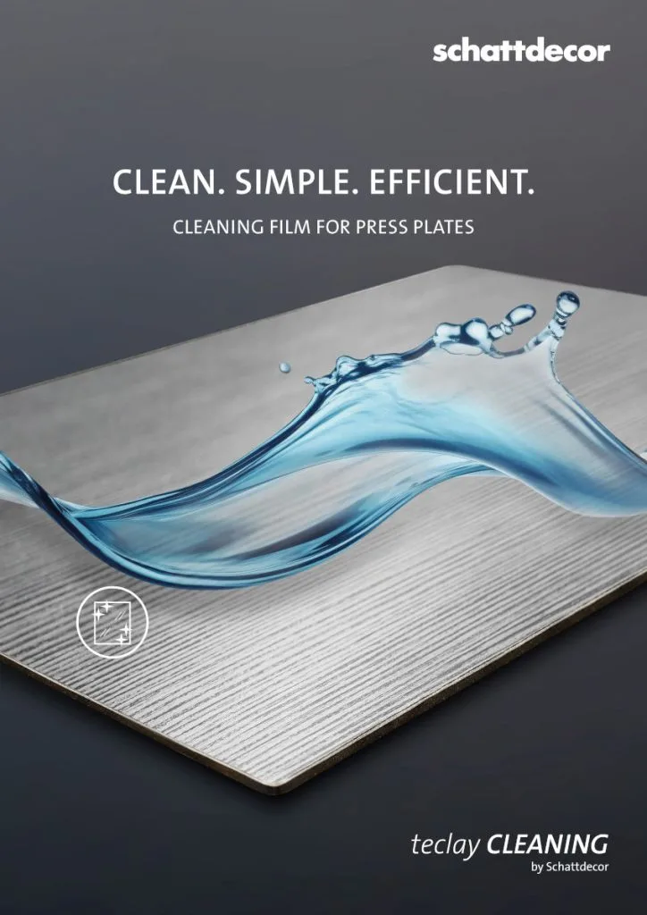 Reklama produktu tecLay Cleaning firmy Schattdecor z napisem ‘Clean. Simple. Efficient.’ oraz ilustracją błękitnej fali nad płytą o strukturze drewna
