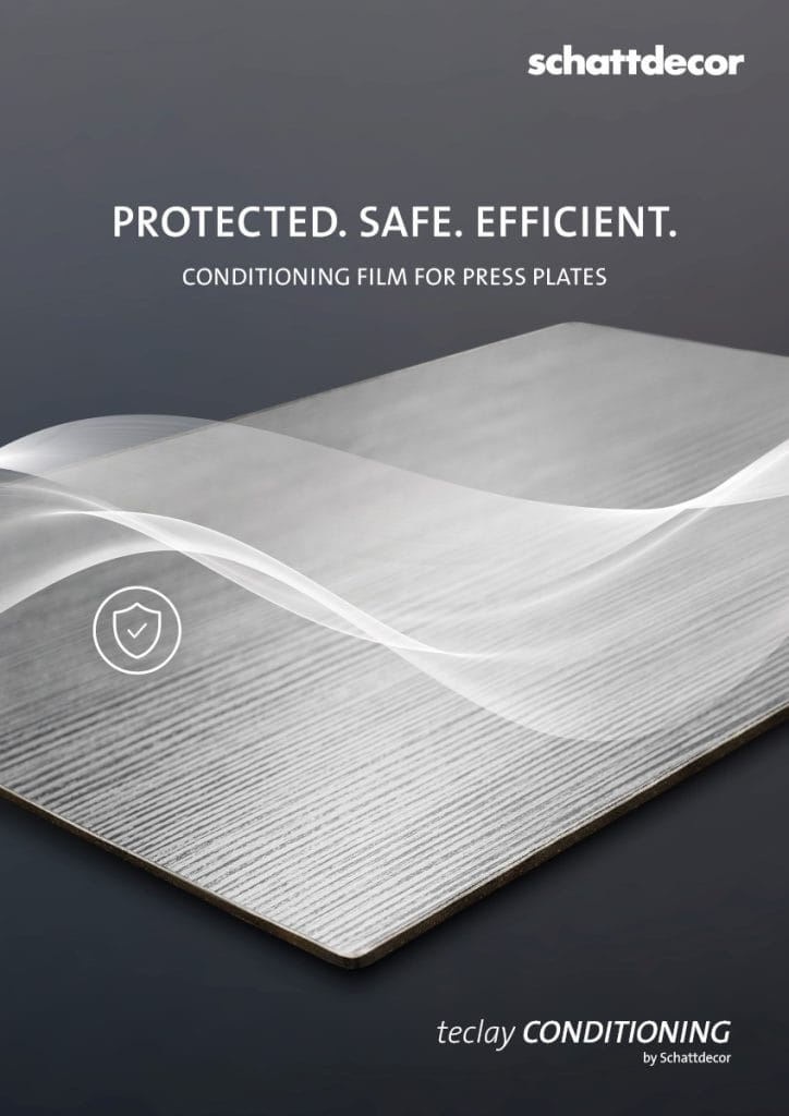 Reklama produktu tecLay Conditioning firmy Schattdecor z napisem ‘Protected. Safe. Efficient.’ oraz wizualizacją białej, półprzezroczystej fali nad płytą o strukturze drewna