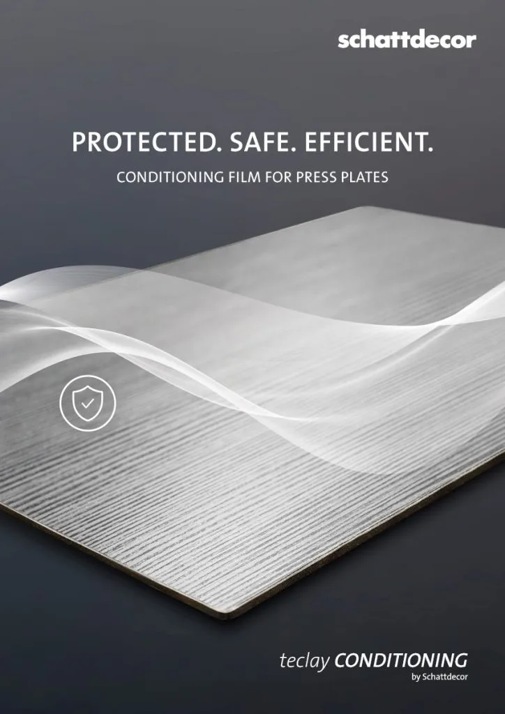 Reklama produktu tecLay Conditioning firmy Schattdecor z napisem ‘Protected. Safe. Efficient.’ oraz wizualizacją białej, półprzezroczystej fali nad płytą o strukturze drewna