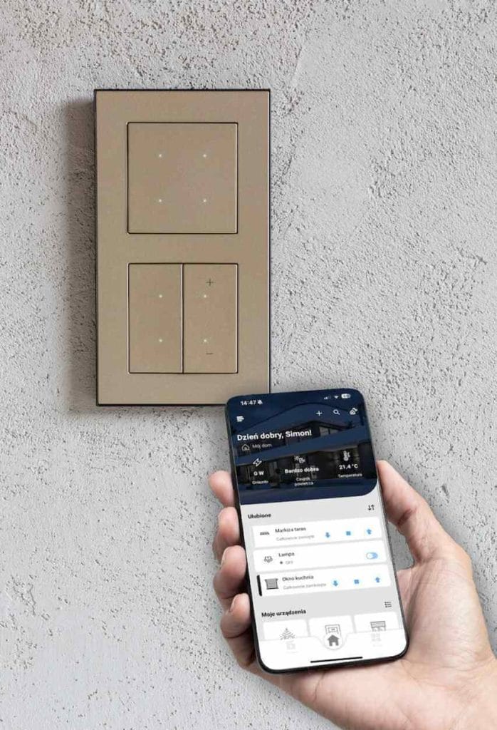 Wśród dostępnych w ramach Simon GO elementów znajdziemy m.in.: włączniki i ściemniacze Wi-Fi, pozwalające zdalnie sterować oświetleniem. Kolejnym, chętnie wybieranym osprzętem jest sterownik roletowy. W rodzinie tych produktów znajdziemy także sterownik centralny Simon GO, urządzenie, które potrafi zarządzać nawet 30 funkcjami – w tym oświetleniem, roletami, a także zewnętrznymi czujnikami pogodowymi. Wszystkimi tymi produktami można sterować dzięki darmowej aplikacji SimonGO. Intuicyjny interfejs umożliwia m.in. konfigurację scenariuszy (np. „dobranoc”, „poranek”, „wyjście z domu”) oraz integrację z Google Assistant i Amazon Alexa.