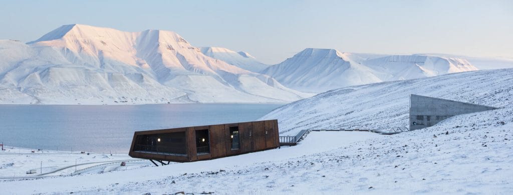 Globalny Bank Nasion znajdujący się na norweskim archipelagu Svalbard, na wyspie Spitsbergen. Fot. Trond Isaksen / Statsbygg. Źródło: Stockholm Furniture Fair.