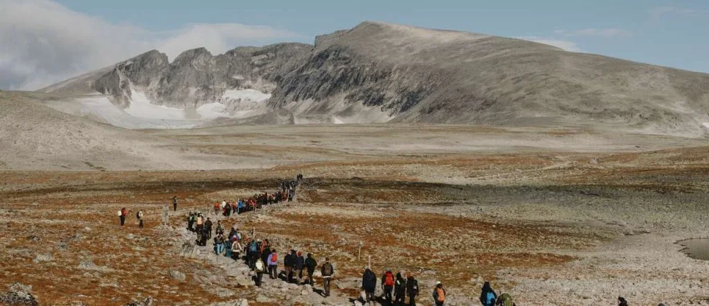 Snøhetta w drodze na… szczyt Snøhetta. Wspinaczka to coroczna tradycja, o której można przeczytać na oficjalnej stronie studia: Co roku wspólnie wspinamy się na górę Snøhetta, wznoszącą się 2286 m n.p. m. w środkowej Norwegii. Źródło: Stockholm Furniture Fair.