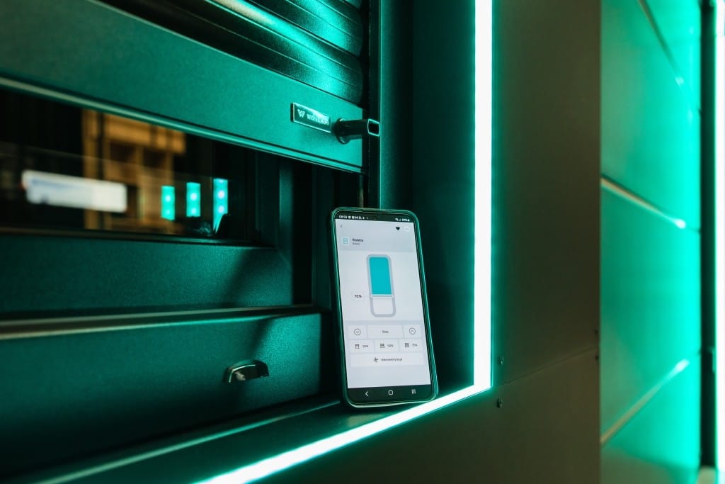 WIŚNIOWSKI Connected to rozwiązanie, które pozwala zarządzać domem z poziomu smartfona czy tabletu – od bramy garażowej i wjazdowej, przez drzwi wejściowe, aż po rolety.