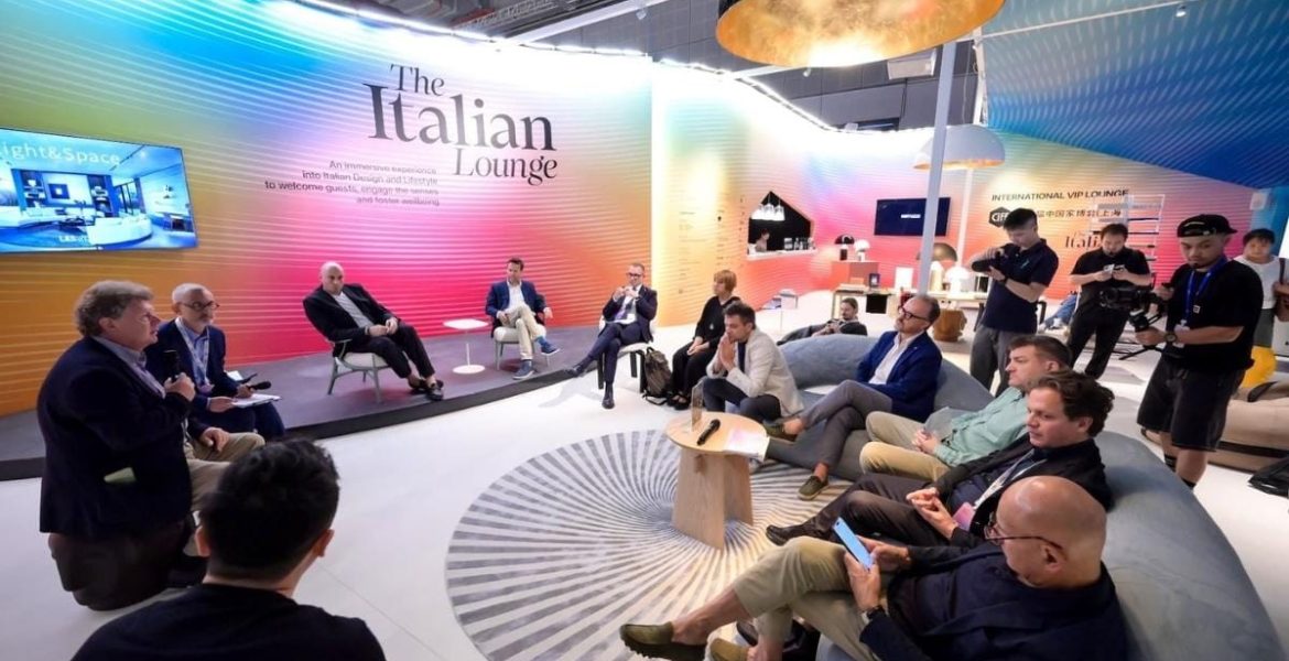 Forum ‘Voices of Design’ w The Italian Lounge podczas CIFF Shanghai 2025 – dyskusja architektów i projektantów o włosko‑chińskiej współpracy w designie.