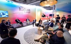 Forum ‘Voices of Design’ w The Italian Lounge podczas CIFF Shanghai 2025 – dyskusja architektów i projektantów o włosko‑chińskiej współpracy w designie.