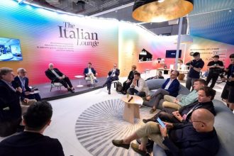 Forum ‘Voices of Design’ w The Italian Lounge podczas CIFF Shanghai 2025 – dyskusja architektów i projektantów o włosko‑chińskiej współpracy w designie.