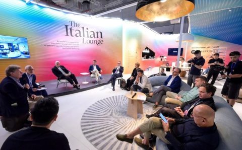 Forum ‘Voices of Design’ w The Italian Lounge podczas CIFF Shanghai 2025 – dyskusja architektów i projektantów o włosko‑chińskiej współpracy w designie.