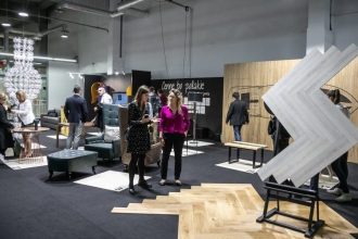 5. edycja badania „Komunikacja marek Home & Garden 2026”, które realizuje agencja PR Sfera Group, dotyczy m.in. udziału w targach i wydarzeniach branżowych. Na zdjęciu fragment ekspozycji Warsaw Home sprzed kilku lat. Fot. Tomasz Markowski / BIZNES.meble.pl.