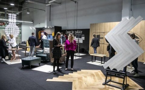 5. edycja badania „Komunikacja marek Home & Garden 2026”, które realizuje agencja PR Sfera Group, dotyczy m.in. udziału w targach i wydarzeniach branżowych. Na zdjęciu fragment ekspozycji Warsaw Home sprzed kilku lat. Fot. Tomasz Markowski / BIZNES.meble.pl.
