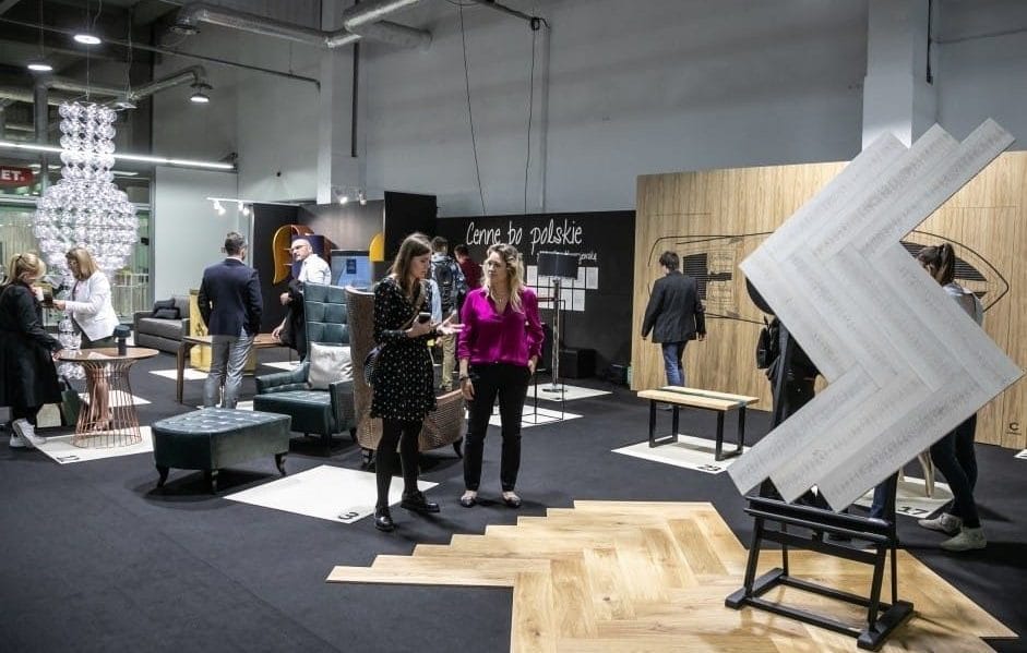 5. edycja badania „Komunikacja marek Home & Garden 2026”, które realizuje agencja PR Sfera Group, dotyczy m.in. udziału w targach i wydarzeniach branżowych. Na zdjęciu fragment ekspozycji Warsaw Home sprzed kilku lat. Fot. Tomasz Markowski / BIZNES.meble.pl.