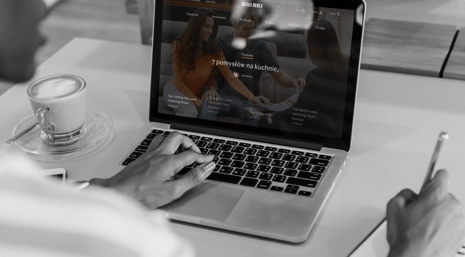Laptop ze screenem strony główniej portalu biznes-meble.pl
