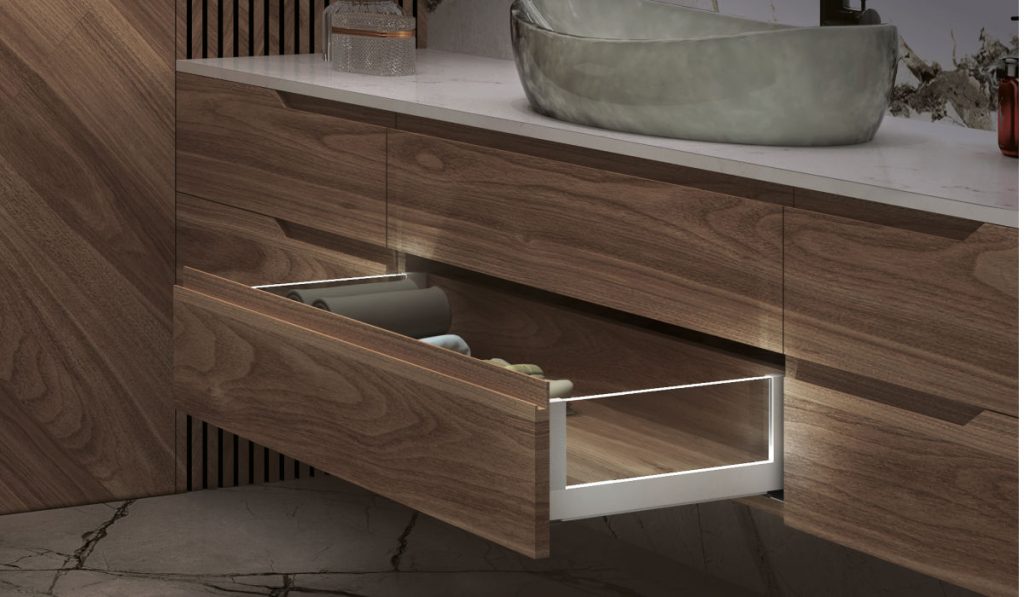 Sevroll, szuflada Platinium w brązowej łazience.